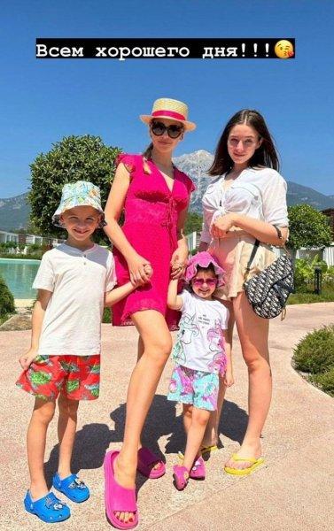 Yulia Nachalova's grown-up daughter is resting with her father, stepmother and their children in Turkey