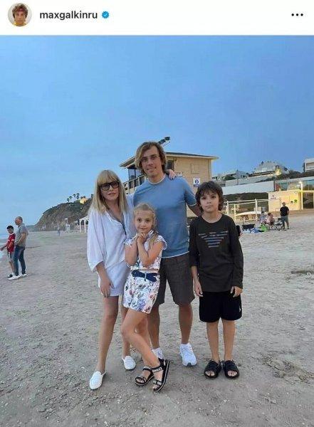 Maxim Galkin* unveiled a new photo with Alla Pugacheva and children in Israel