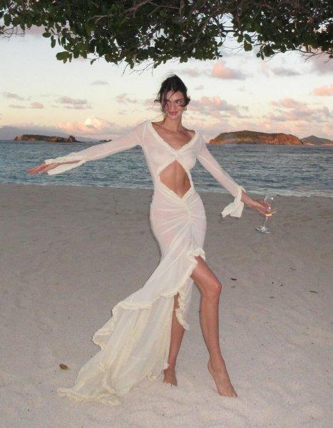 Kendall Jenner share beach photos from your vacation