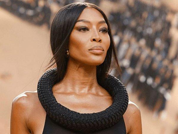 Naomi Campbell arrived at a Paris restaurant in worn-out sneakers