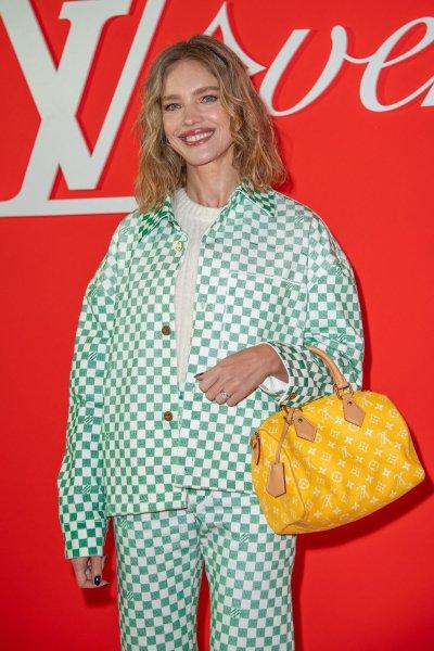 Natalia Vodianova in an elegant and wearing a bright outfit, she attended the Louis Vuitton show in Paris.