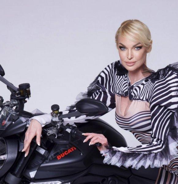 Anastasia Volochkova starred in daring photo shoot of Elena Galitsyna on a bike