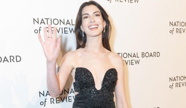 Anne Hathaway chose an extremely daring dress for going to the awards