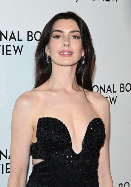 Anne Hathaway chose an extremely bold dress for going to the awards