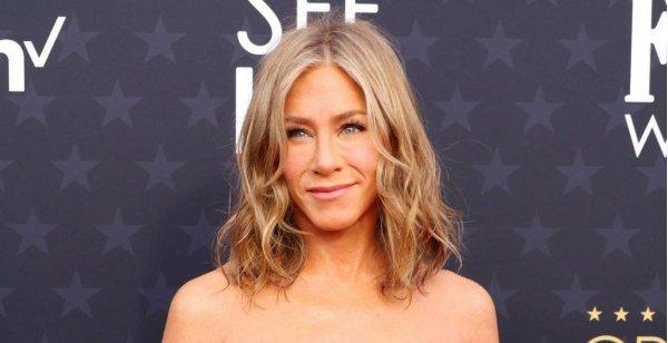 Jennifer Aniston emphasized her slender legs and waist while appearing at the Critics Choice Awards