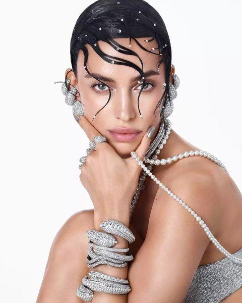 Irina Shayk presented in the company of her star colleagues photos in which it is strewn with crystals