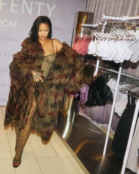 Fur and lingerie: Rihanna has arranged an interesting collaboration